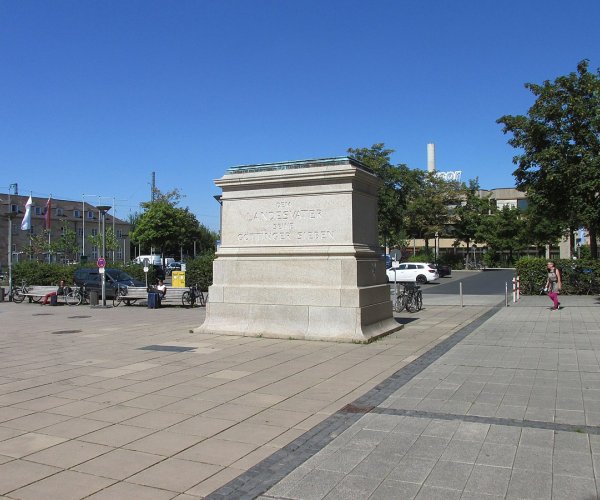 As nossas obras: Monumento Göttinger Sieben | Granito Amarelo Vila Real