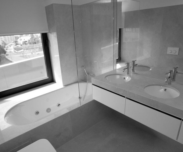 As nossas obras: Edifício Living Foz | Granito Branco Micaela, Mármore Branco Macedónia, Mármore Creme Marfil