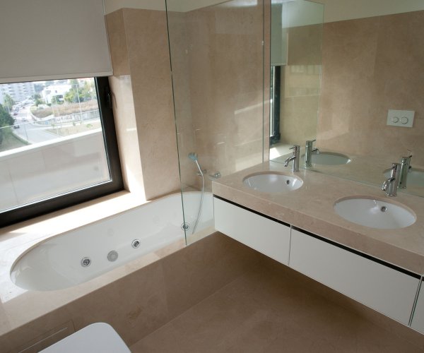 As nossas obras: Edifício Living Foz | Granito Branco Micaela, Mármore Branco Macedónia, Mármore Creme Marfil