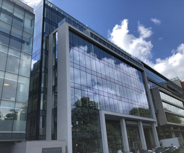 As nossas obras: Three Park Place | Granito Branco Micaela