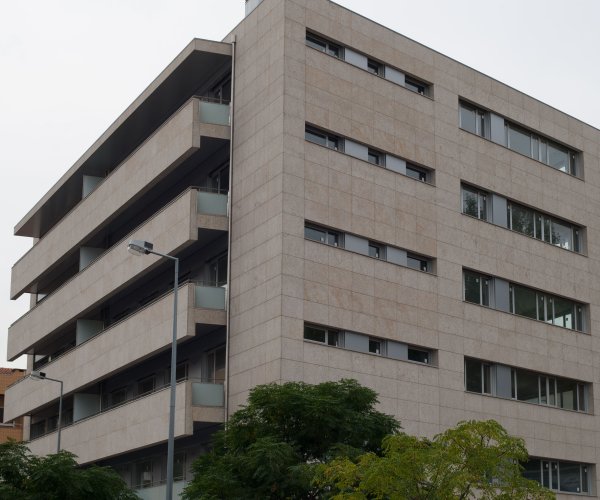 As nossas obras: Edifício Carandá | Granito Amarelo Vila Real, Mármore Creme Marfil