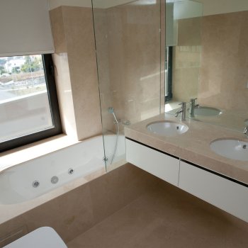 As nossas obras: Edifício Living Foz | Granito Branco Micaela, Mármore Branco Macedónia, Mármore Creme Marfil
